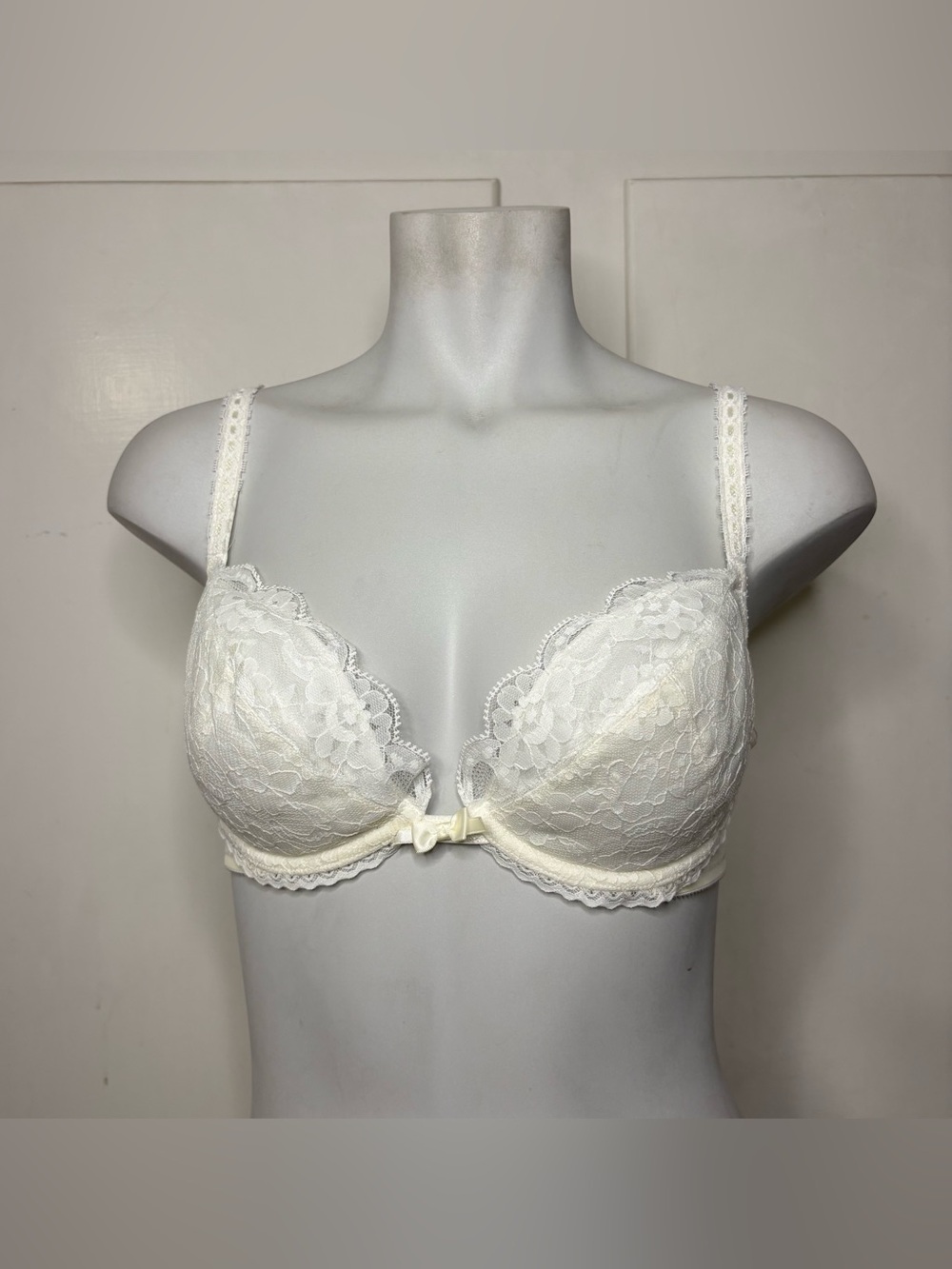 Vintage 90s White Lace Wonderbra Lightly Padded Underwire Bra Size 36C